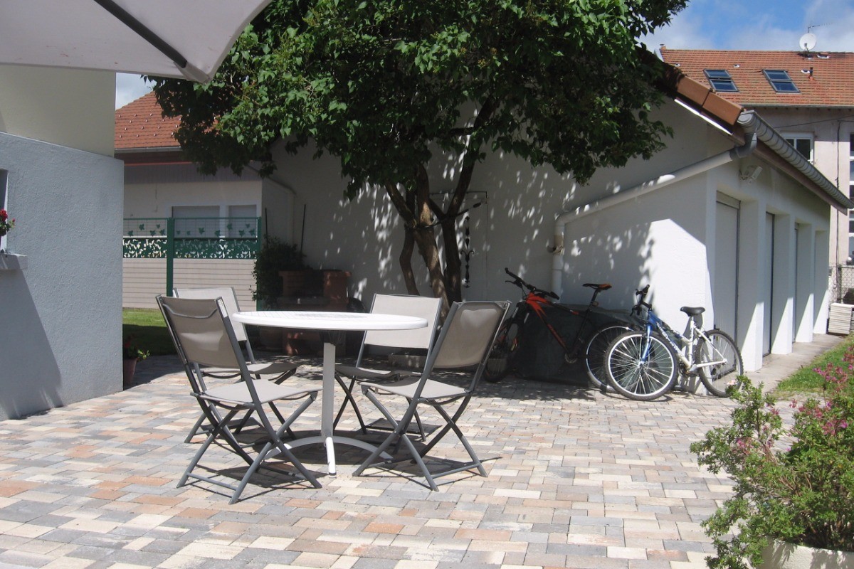 Une terrasse pavée - Appartement Jaune Jonquille