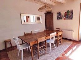 Well-equipped kitchen for 10 people, with dining table, on the ground floor.