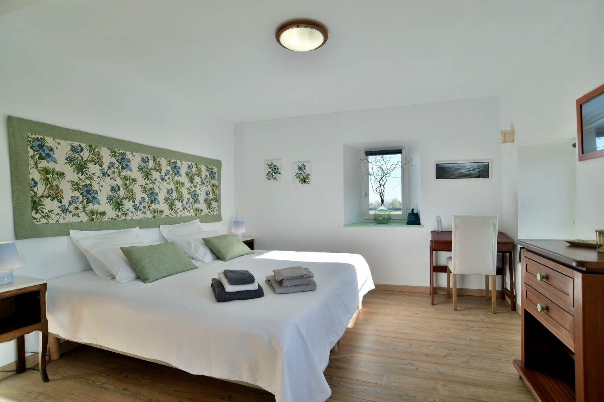 Chambre Côté Jardin pour 2 personnes au 1er étage (literie grande largeur 200*200 cm) avec salle d'eau et WC communicants.