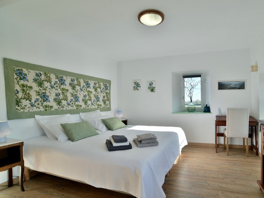 Chambre Côté Jardin pour 2 personnes au 1er étage (literie grande largeur 200*200 cm) avec salle d'eau et WC communicants.