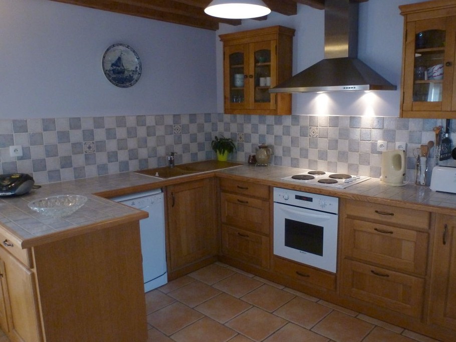 La cuisine bien équipée réfrigérateur-congélateur, lave-vaisselle