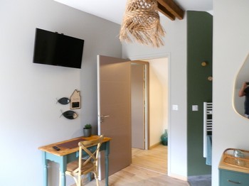 Pour 2 personnes (1 lit 140cm x 190 cm) avec bureau, TV et fauteuil. Salle d'eau communicante et WC. 🛌📺🚿🚽