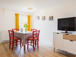 Living room with sitting area and TV (sofa bed converts to a comfortable 2-person bed 160 x 200 cm) and sitting area