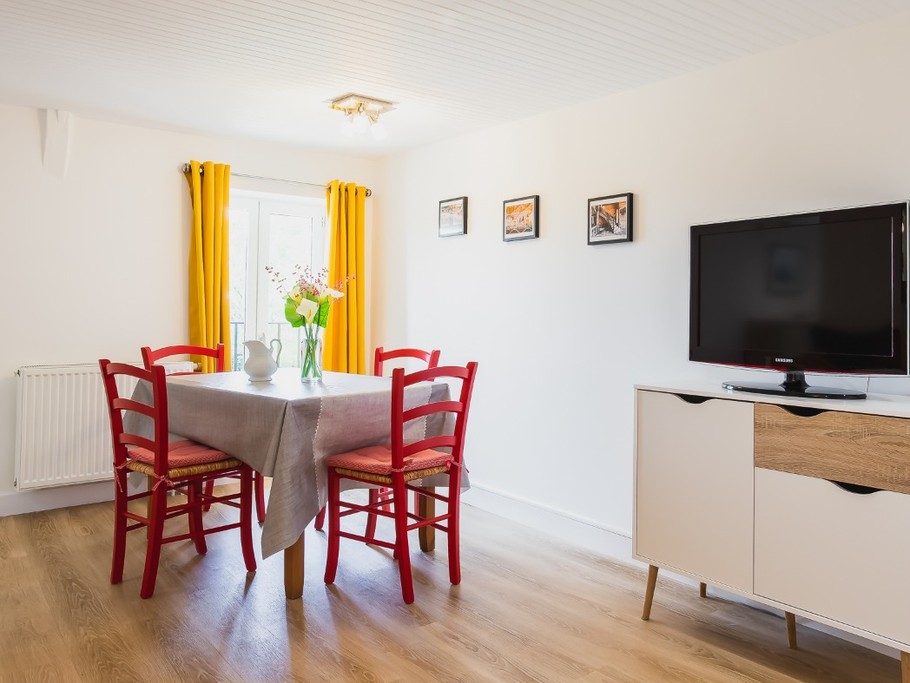 Pièce de vie avec coin salon et TV (banquette convertible en lit confortable 2 personnes 160 x 200 cm) et coin séjour