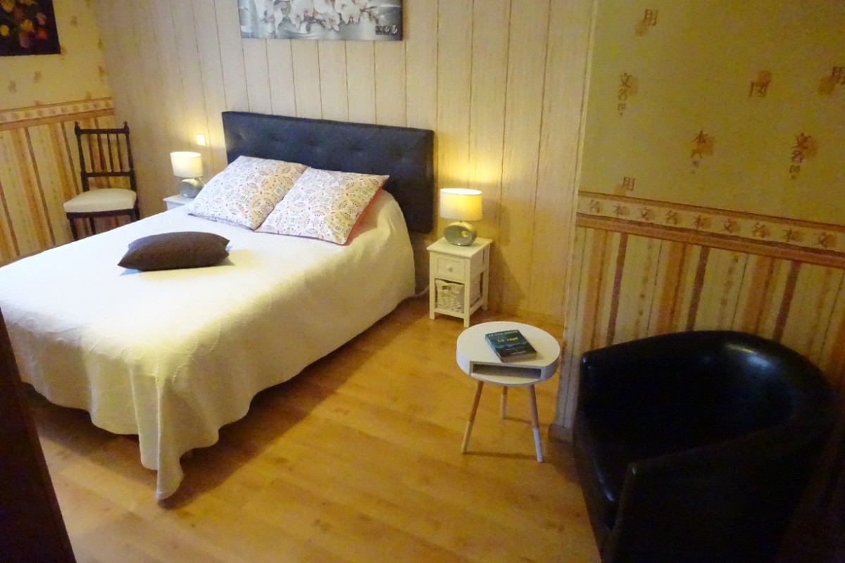 Appartement Haut Jura - chambre parentale et coin lecture