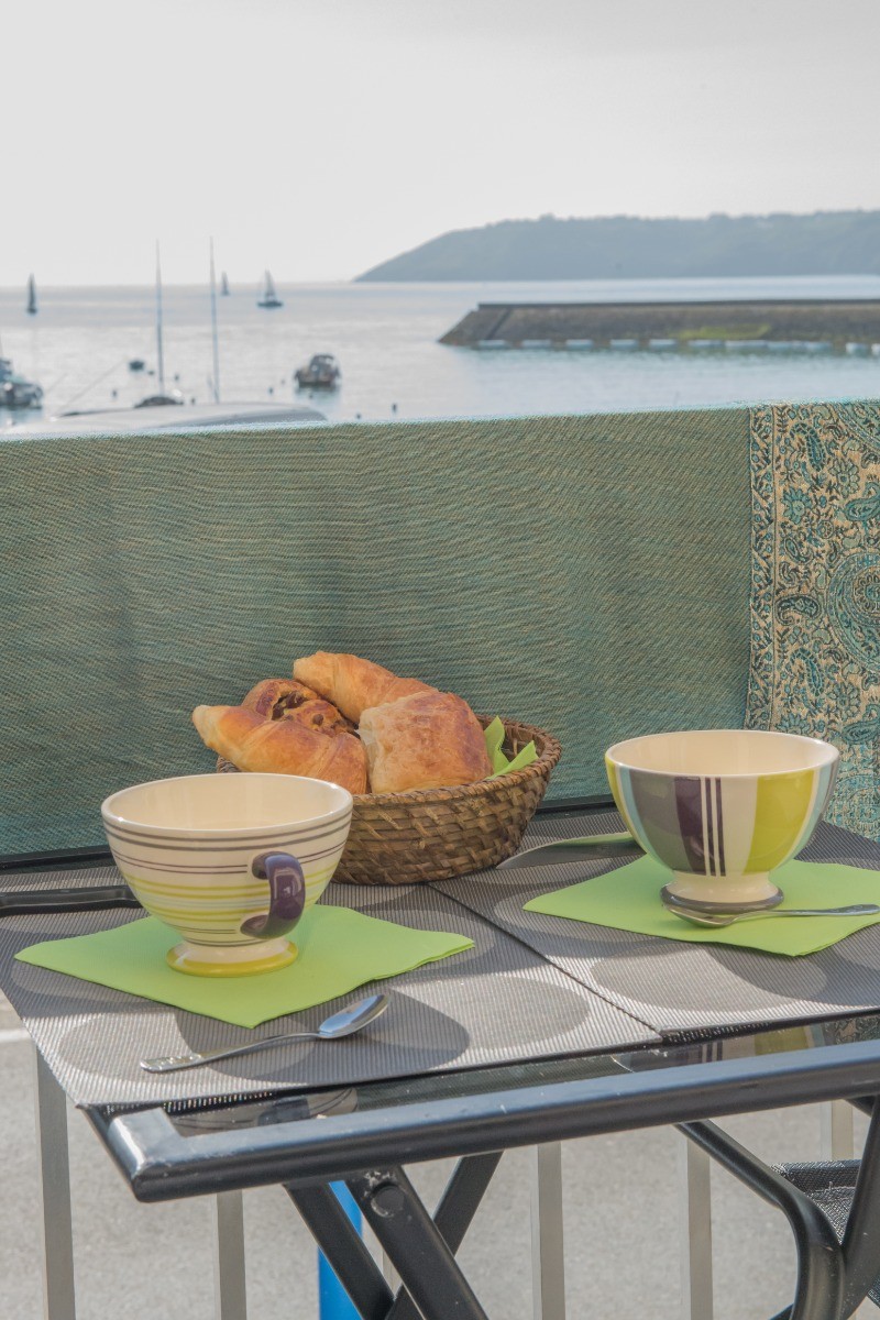Petit déjeuner vue sur le port de Binic terrasse