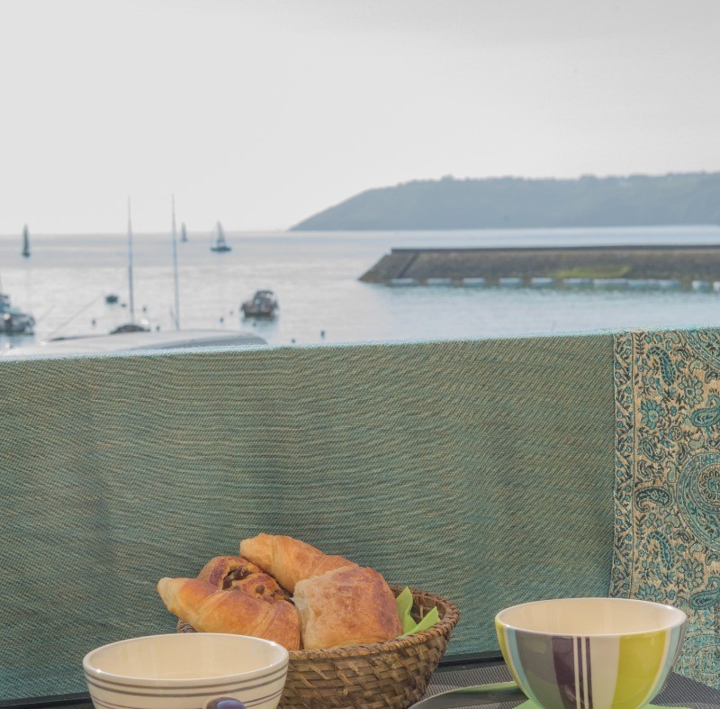 Petit déjeuner vue sur le port de Binic terrasse