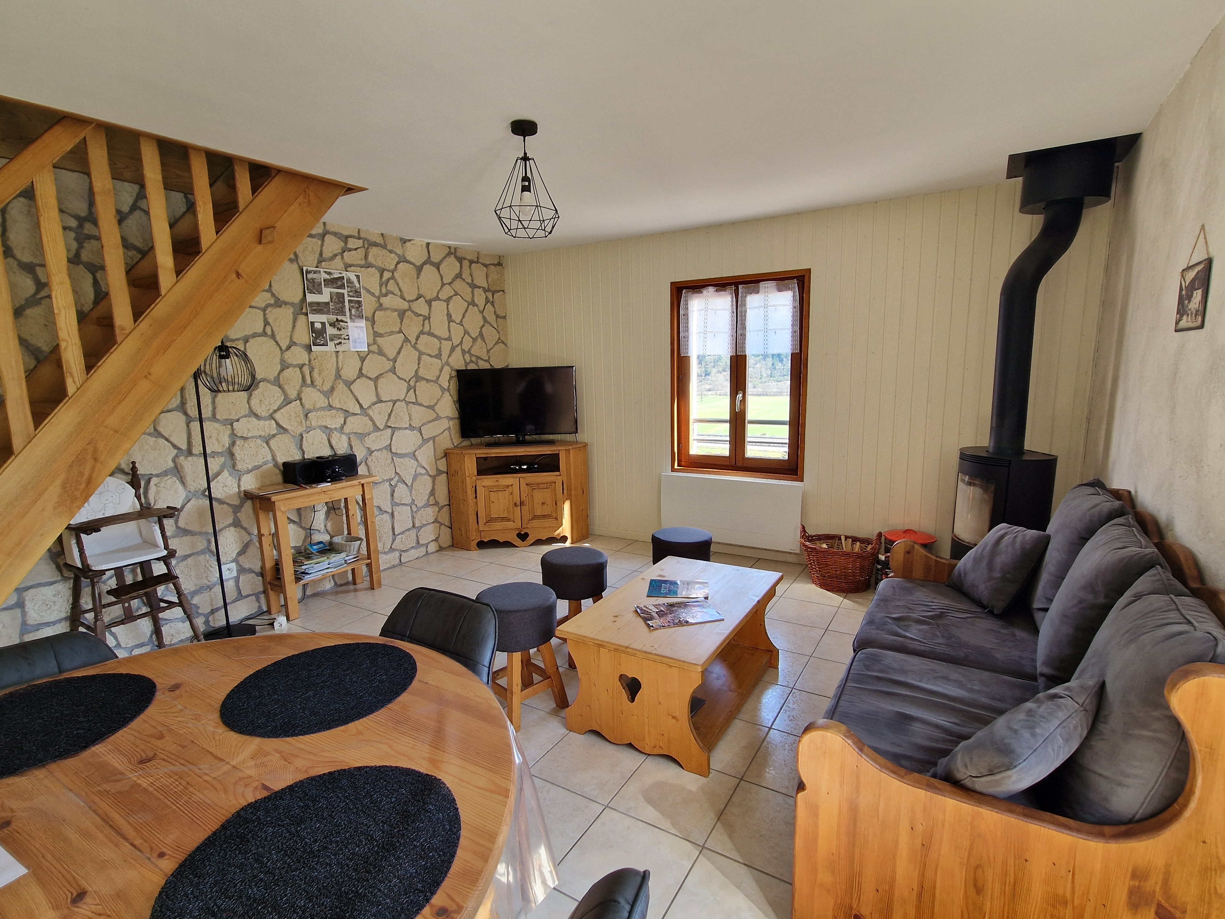 Pièce de vie, salon - séjour - Gîte les azalées