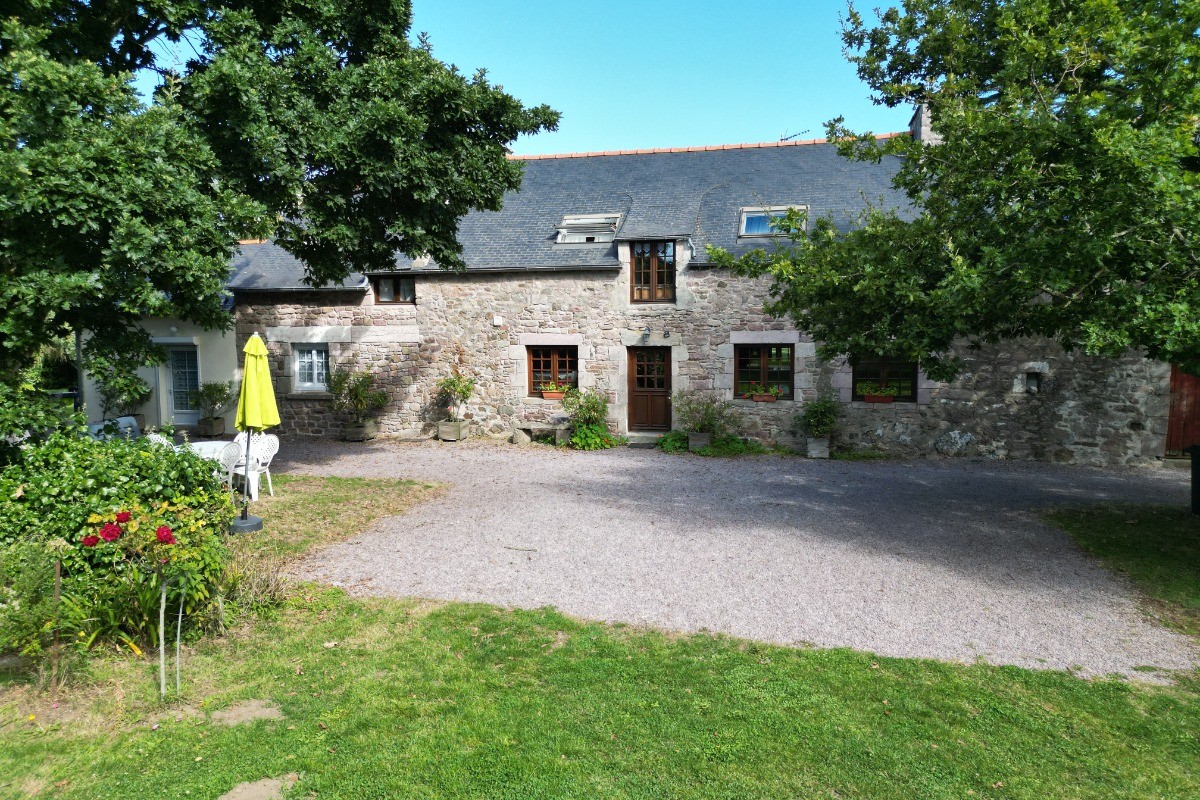 ENTREE DE LA LONGERE, COUR PRIVATIVE DEVANT