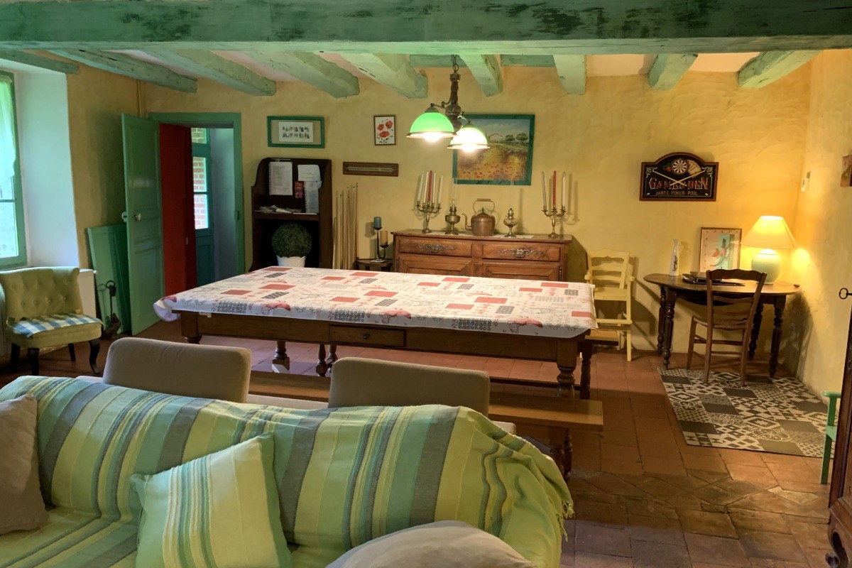 Grand salon de 41 m² avec cheminée en fonctionnement, TV, lecteur DVD, chaine hifi, table pour vos repas mais aussi table de billard et de pétanque. Canapé-lit convertible pour 2 personnes (140x190 cm)