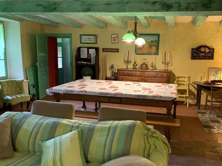 Grand salon de 41 m² avec cheminée en fonctionnement, TV, lecteur DVD, chaine hifi, table pour vos repas mais aussi table de billard et de pétanque. Canapé-lit convertible pour 2 personnes (140x190 cm)