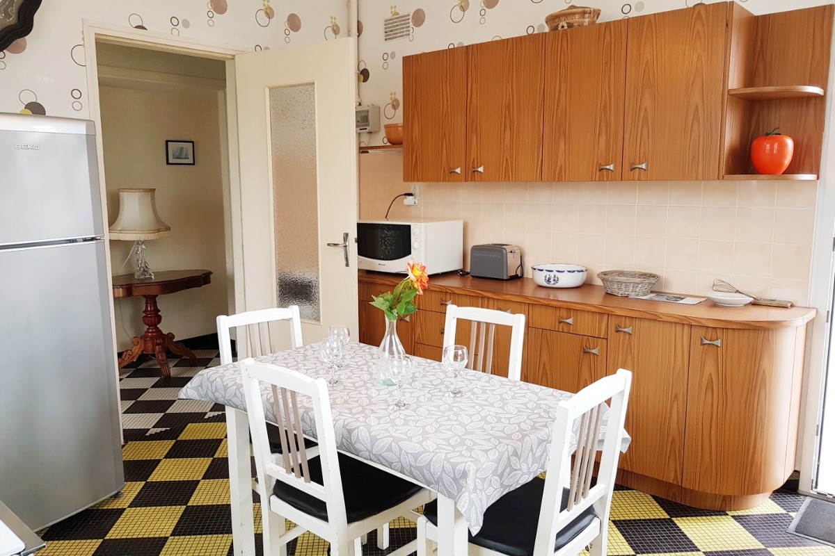 Cuisine indépendante, aménagée et bien équipée. Accès direct de la cuisine sur la terrasse