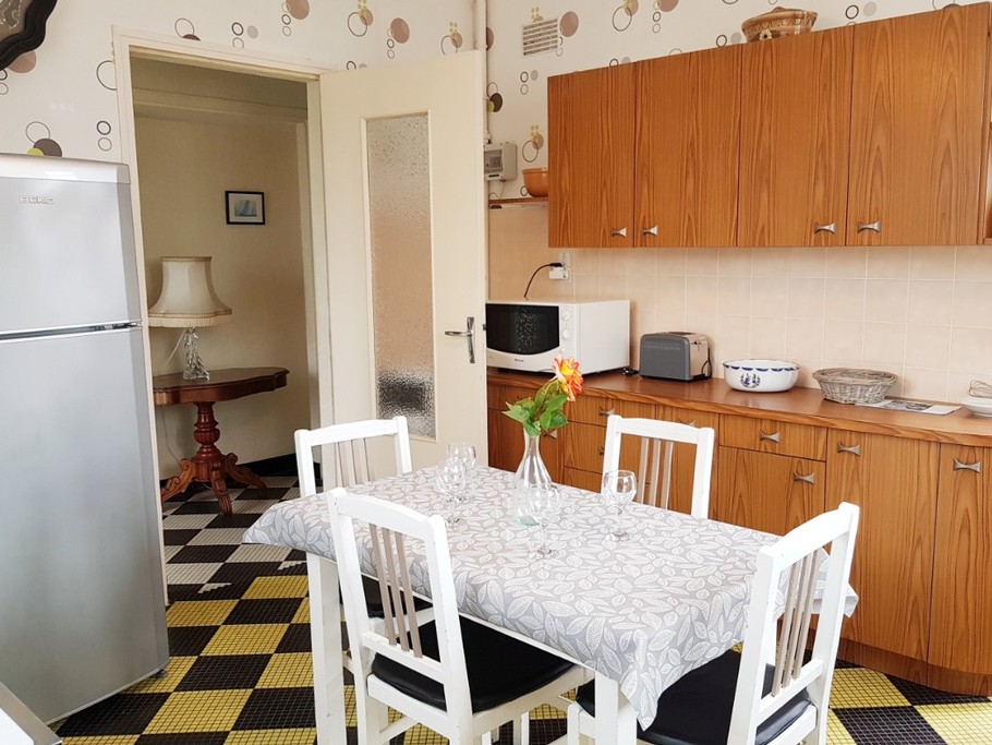 Cuisine indépendante, aménagée et bien équipée. Accès direct de la cuisine sur la terrasse