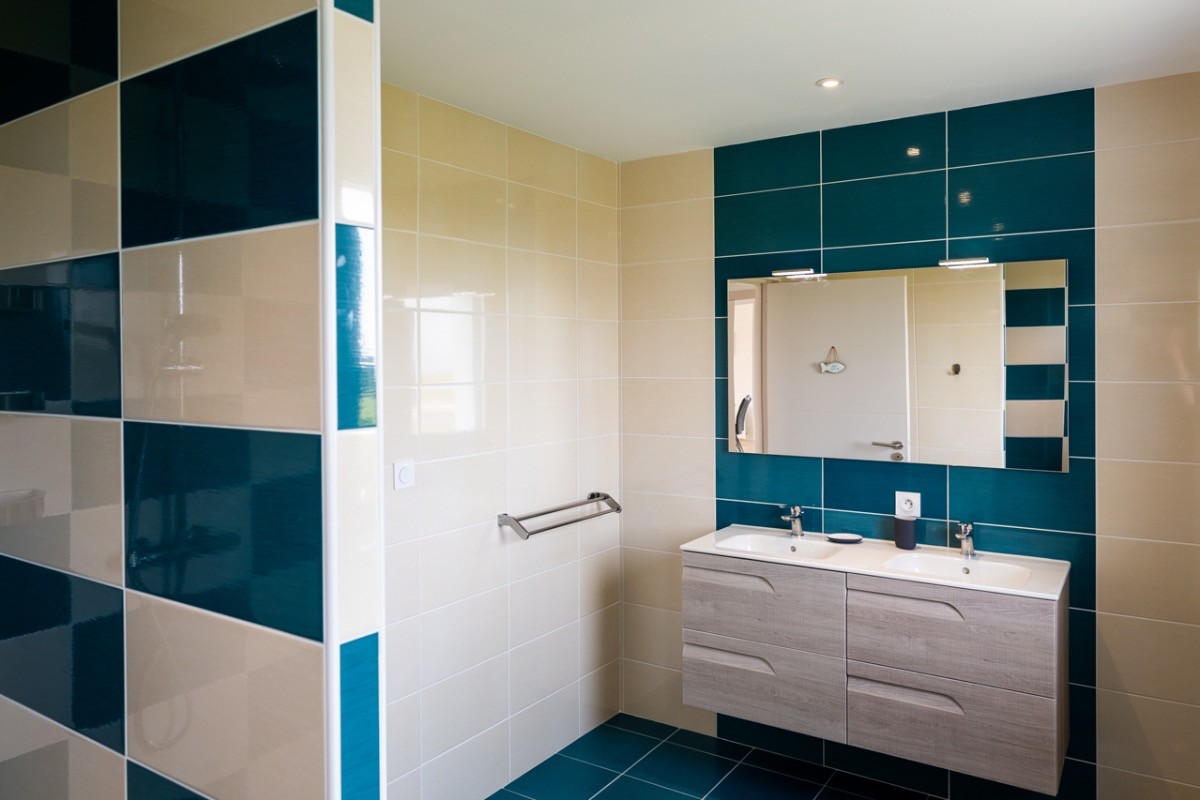 salle de bain avec douche à l'italienne