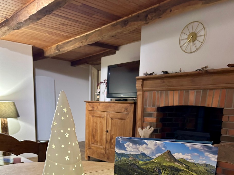 deuxième salon TV canapé poêle à bois
Table pour jouer aux cartes