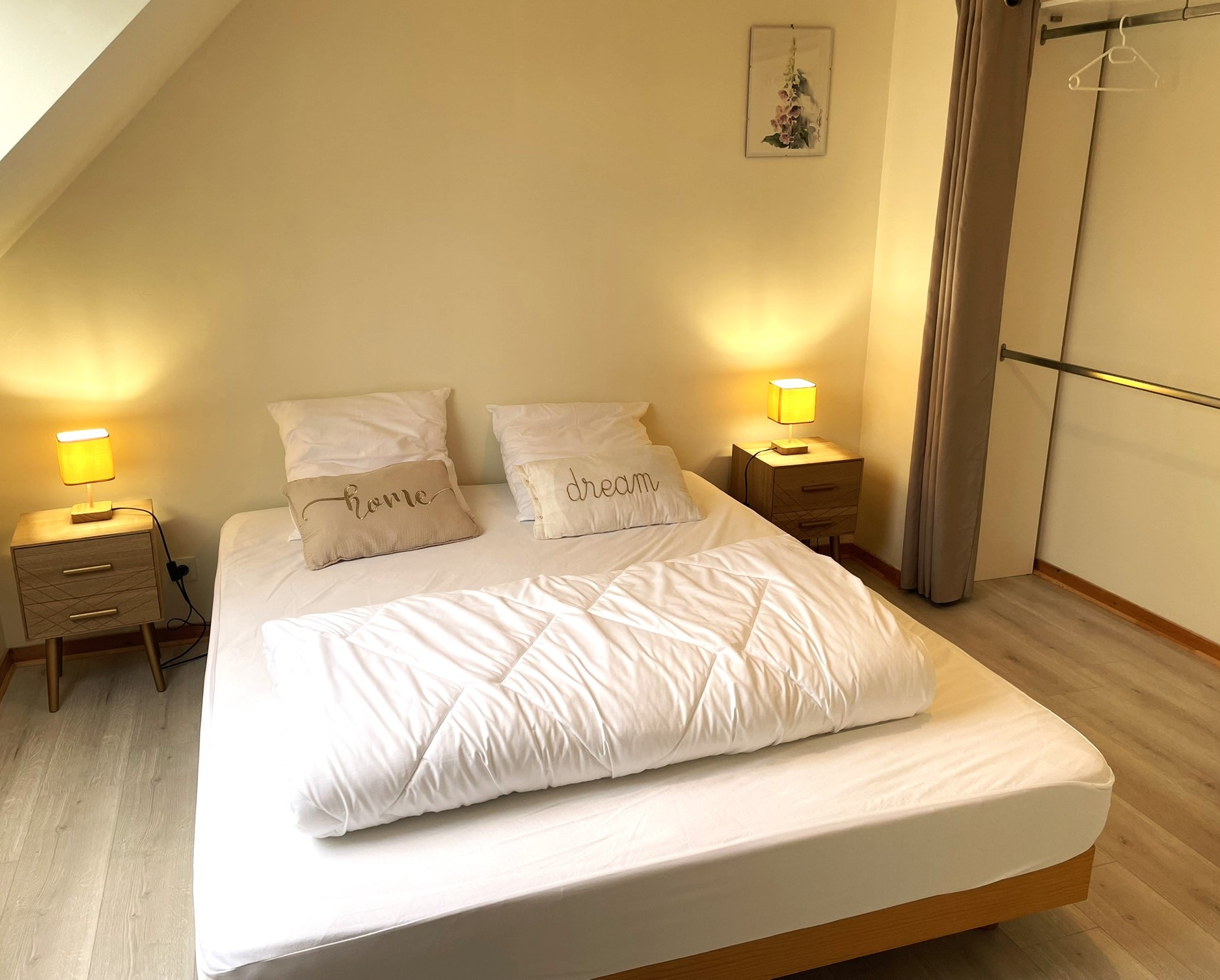 Chambre 2 -1er étage : 1 lit à 160  * Nous avons l'accent sur une literie de qualité pour un meilleur sommeil !