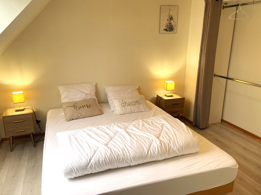 Chambre 2 -1er étage : 1 lit à 160  * Nous avons l'accent sur une literie de qualité pour un meilleur sommeil !
