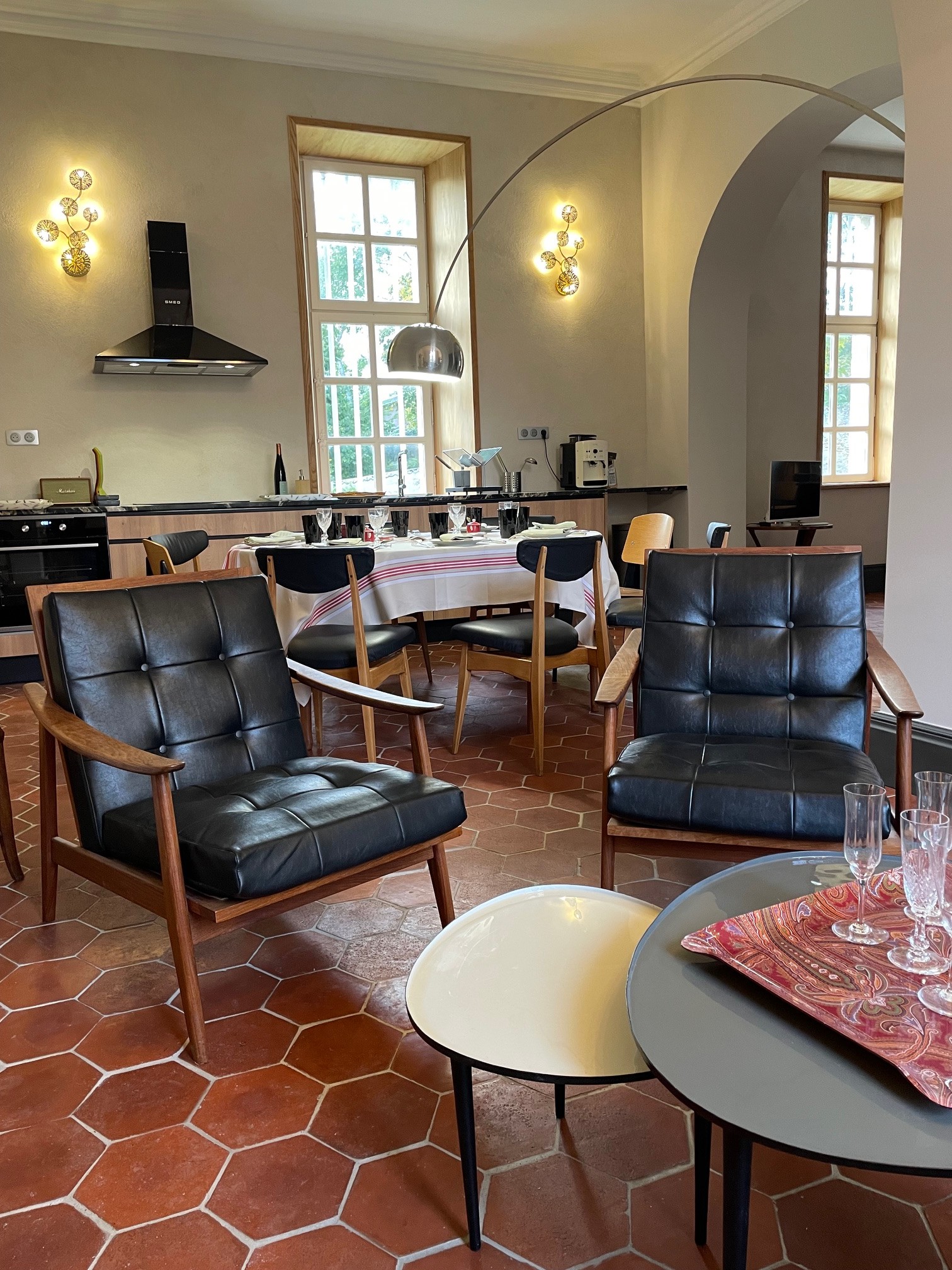 Vue salle à manger et cuisine depuis le salon - Château de Ville au Val