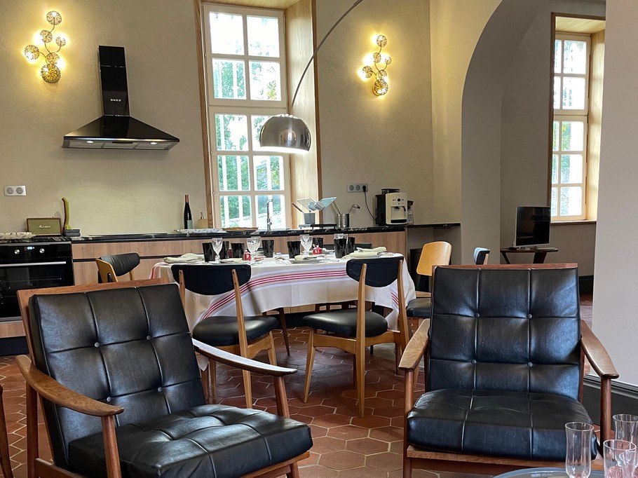 Vue salle à manger et cuisine depuis le salon - Château de Ville au Val