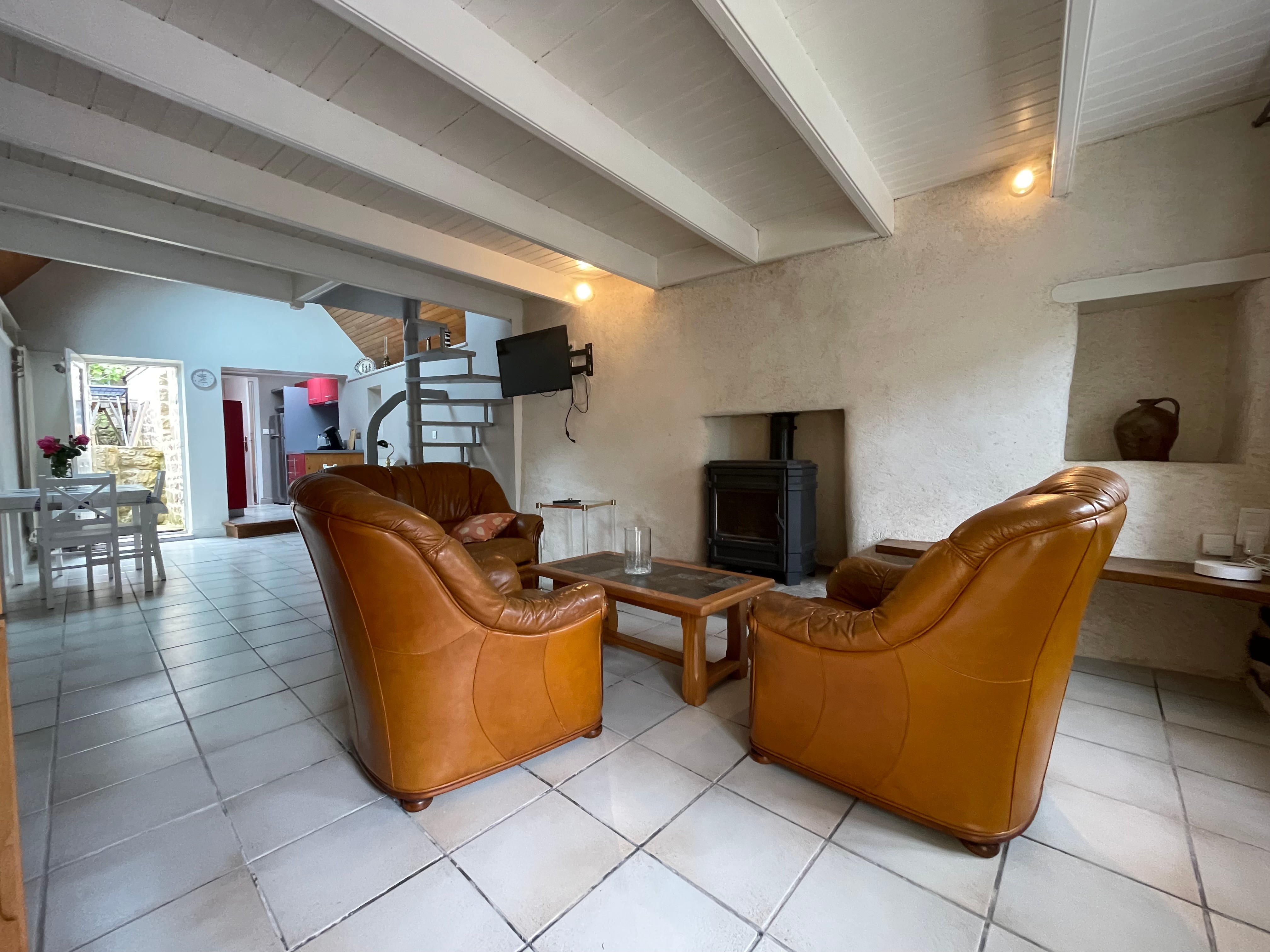 Salon confortable pour deux personnes avec TV