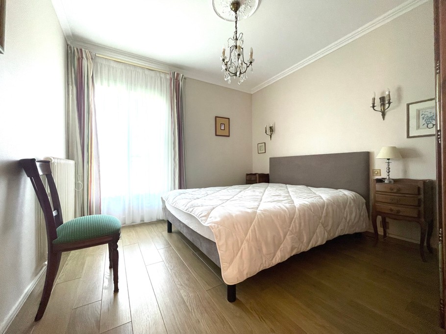 Chambre lit double avec porte fenêtre sur jardin