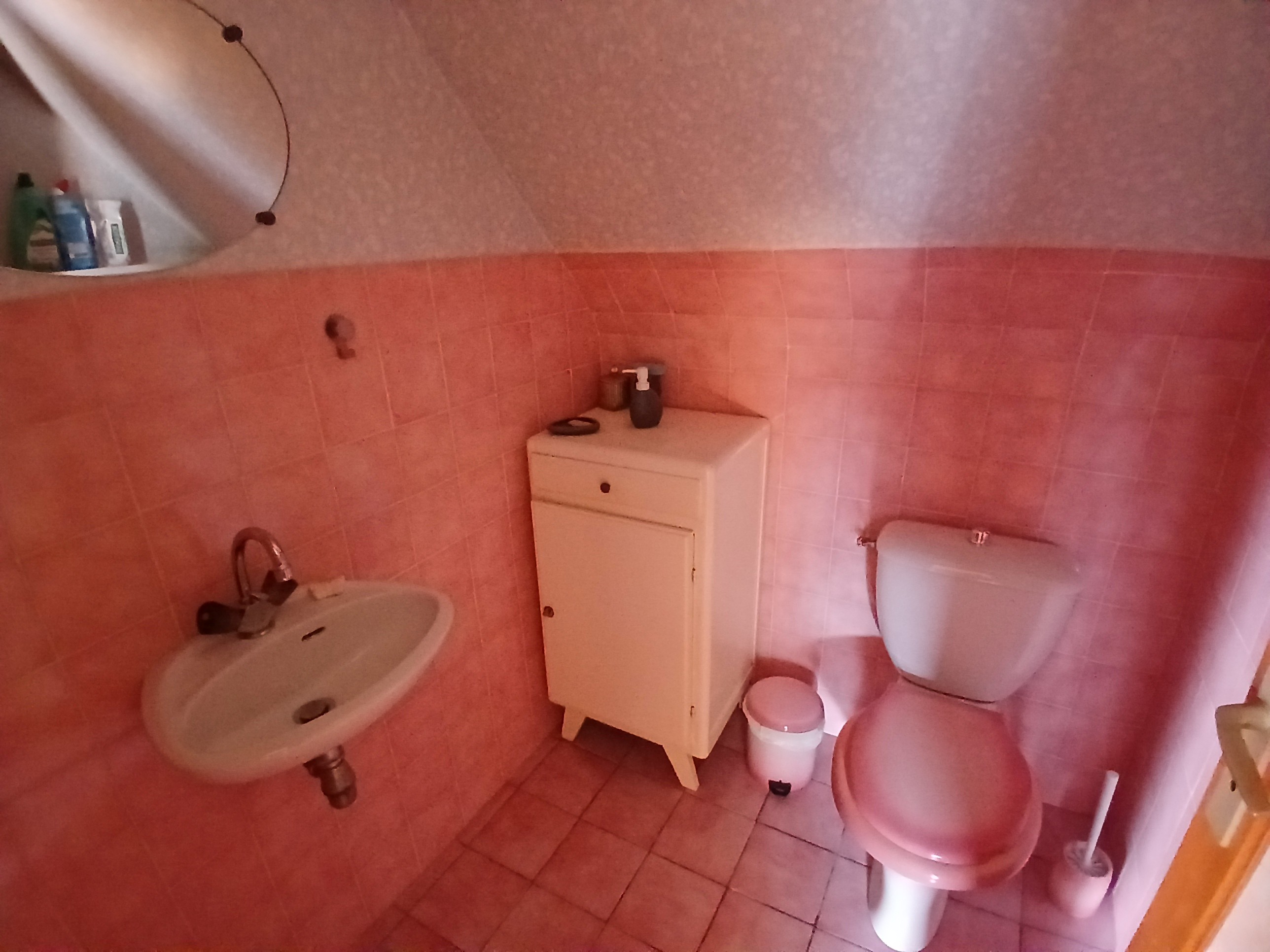 Toilettes avec lavabo au 1er étage