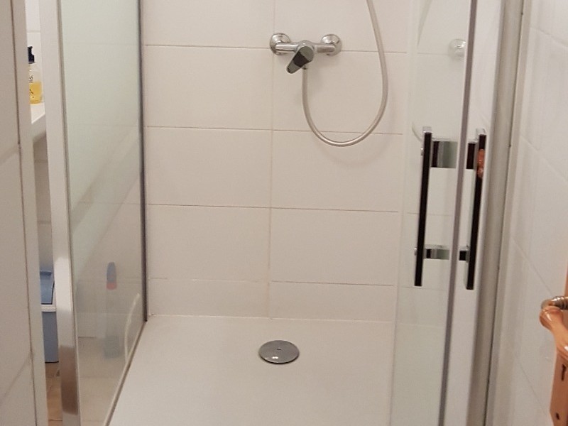 Douche grande dimension dans la salle d'eau-WC