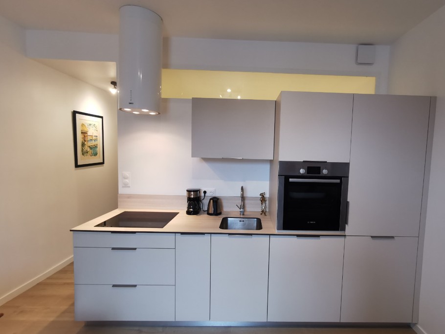 Cuisine ouverte aménagée et équipée