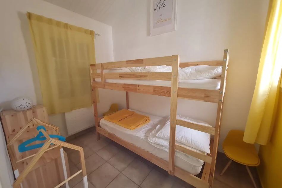Une chambre avec deux lits superposés au rez-de-chaussée