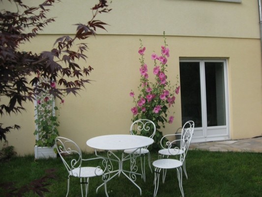 Terrasse extérieure devant le gîte