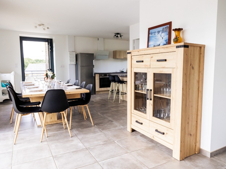 Cuisine entièrement équipée, coin salon et coin séjour avec table à manger