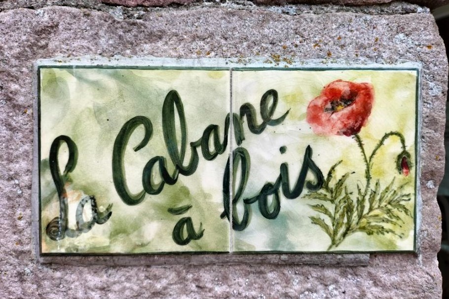 La cabane à bois, les gîtes du buisson, Fréhel, panneau cabane à bois