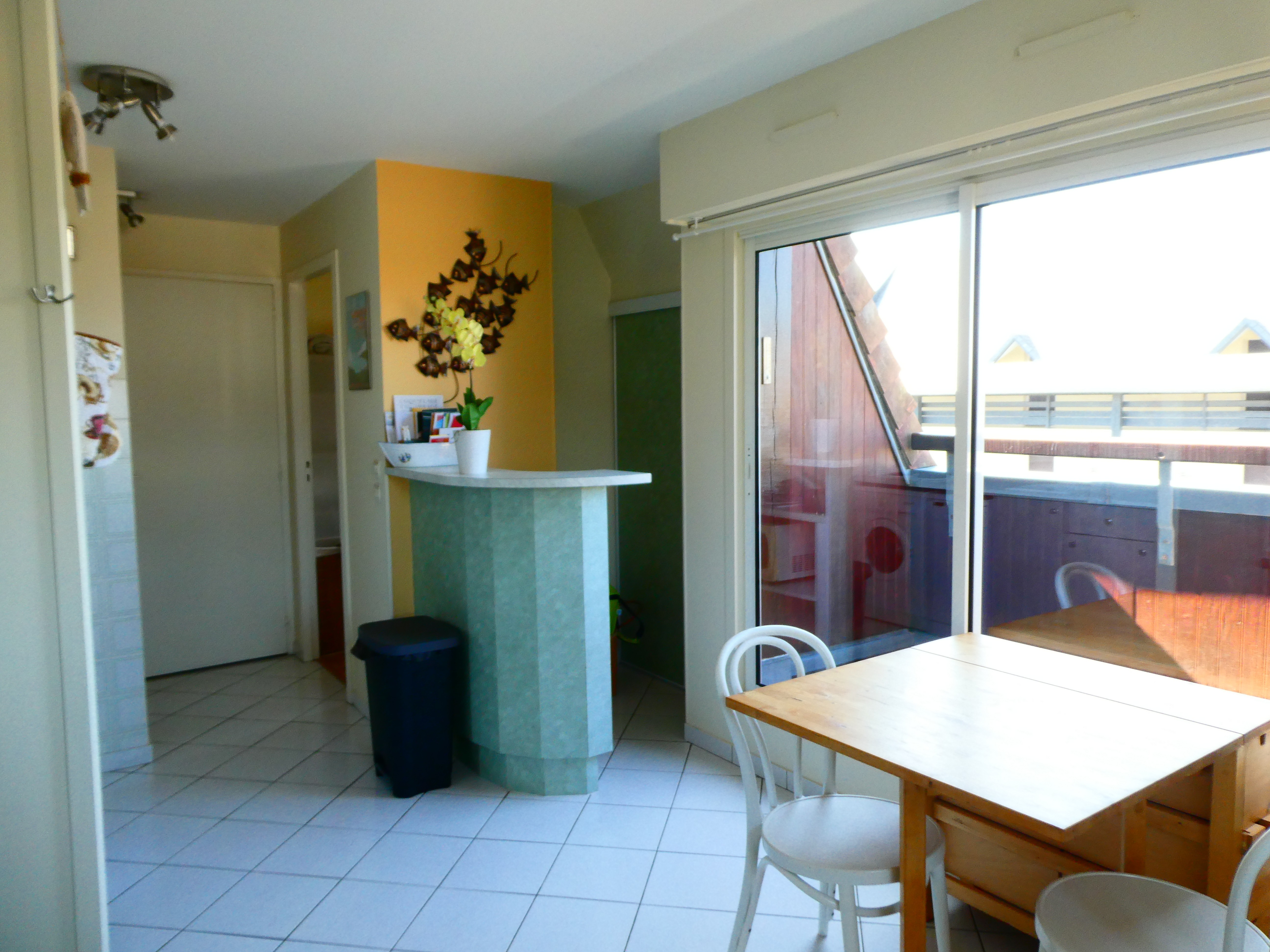 Un petit bar comprenant le micro onde