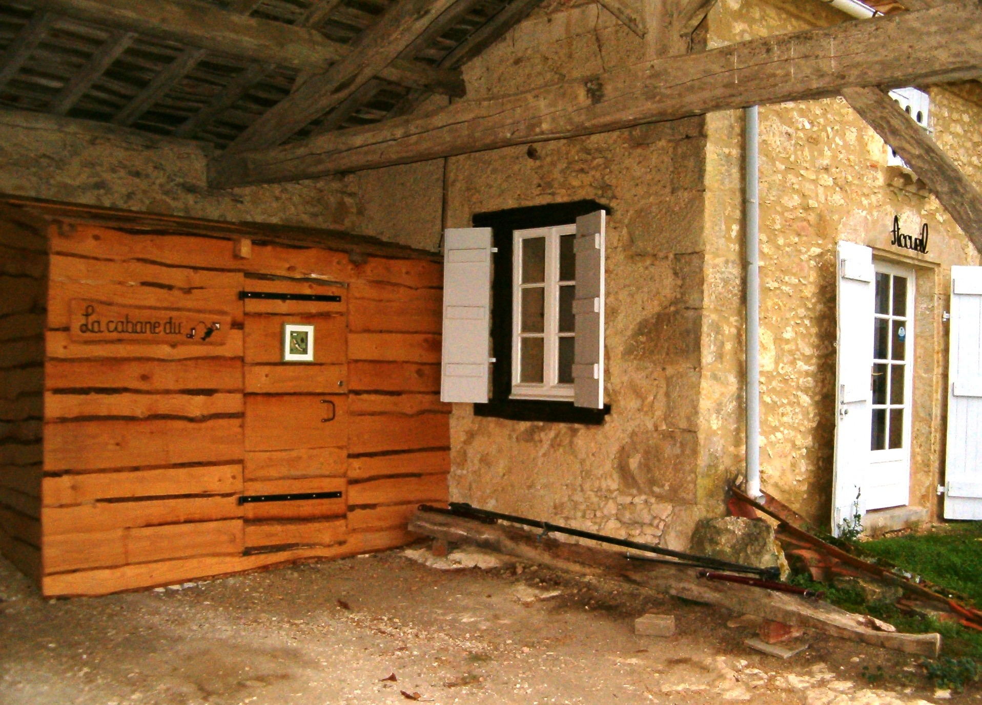 La cabane du pêcheur avec le matériel de la pêche