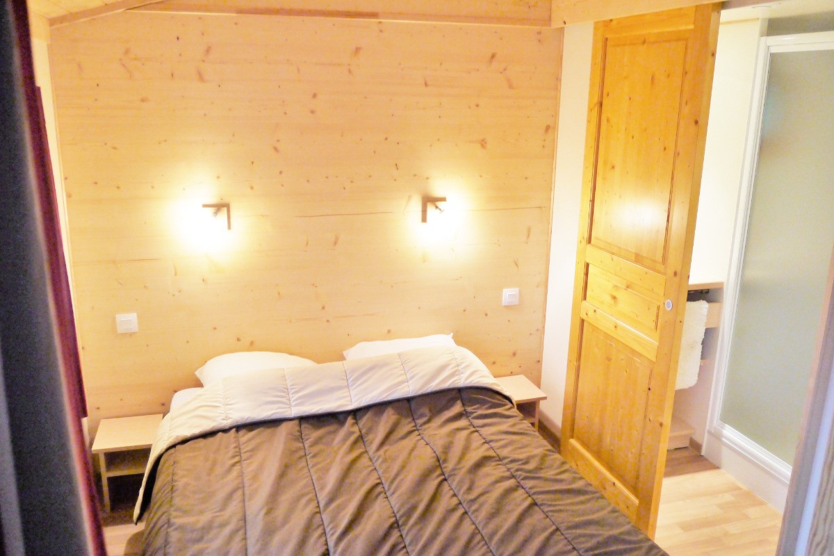 Chambre avec lit double et salle de bain individuelle