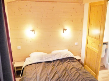 Chambre avec lit double et salle de bain individuelle