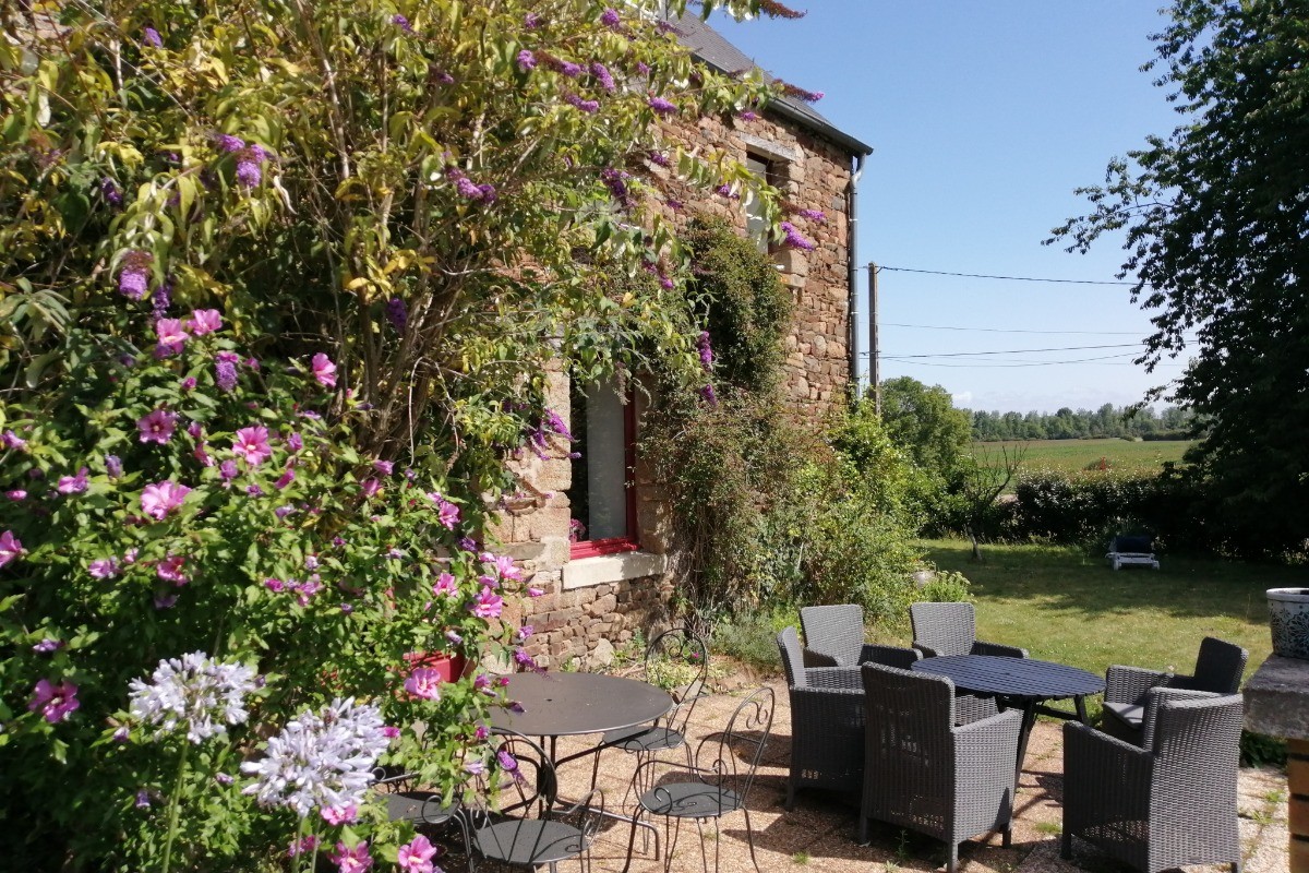 Terrasse Sud fleurie - Coin repas et coin détente