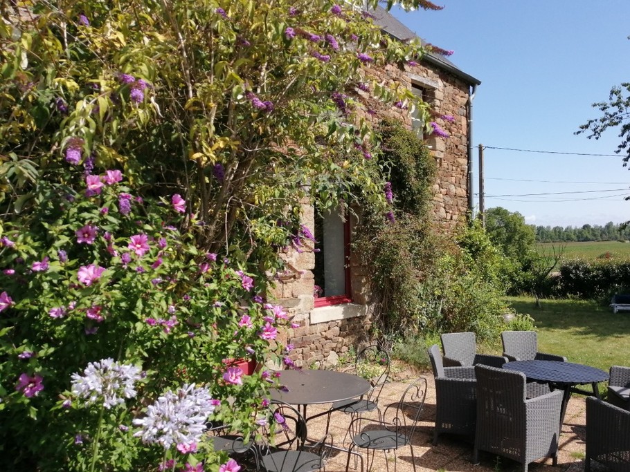Terrasse Sud fleurie - Coin repas et coin détente