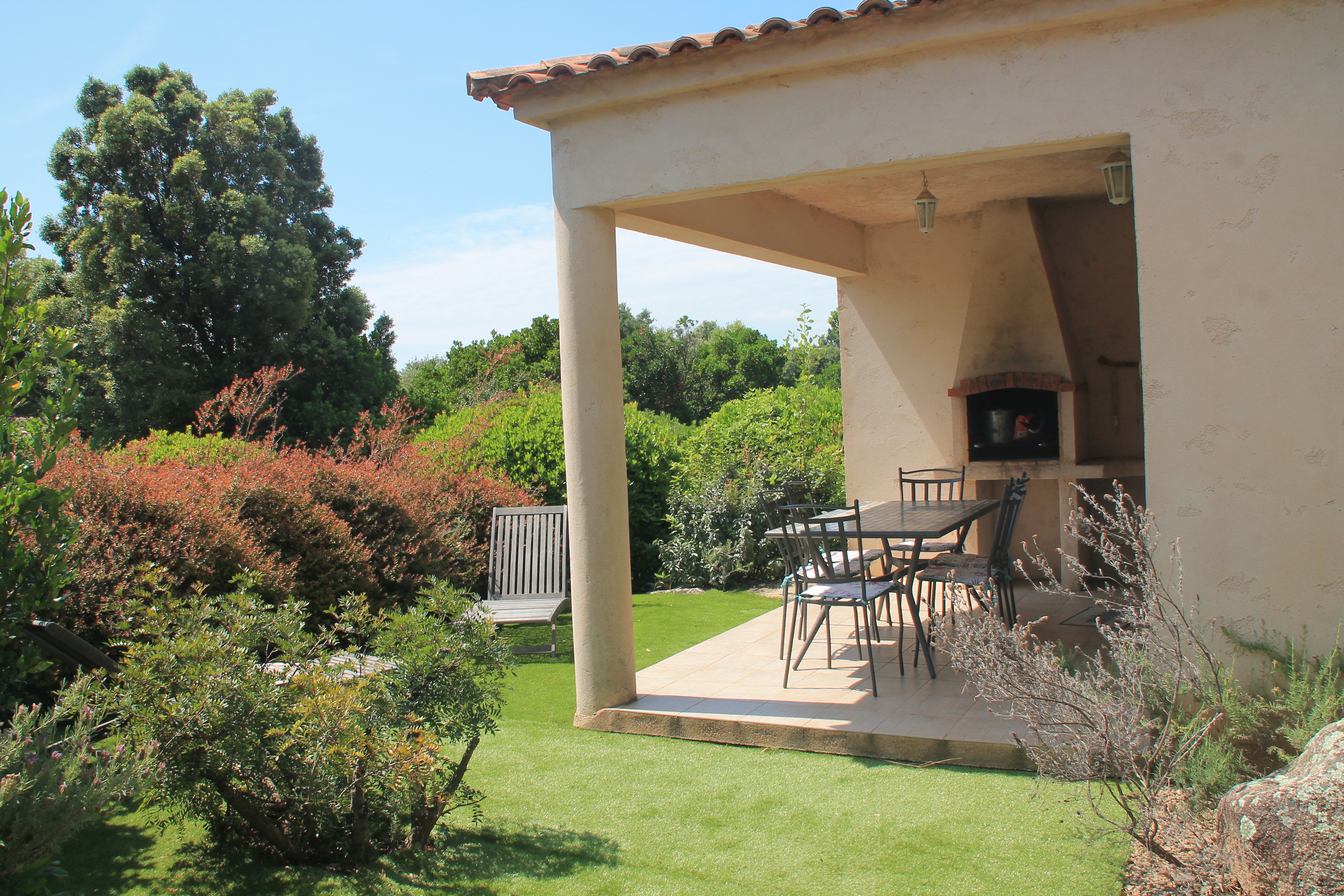 Coin détente devant terrasse