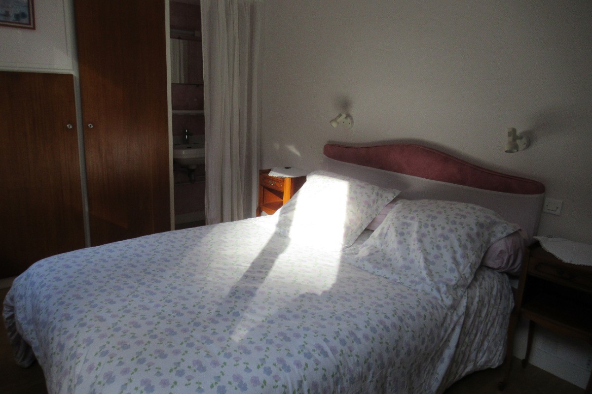 La grande chambre côté jardin et son lit en 140