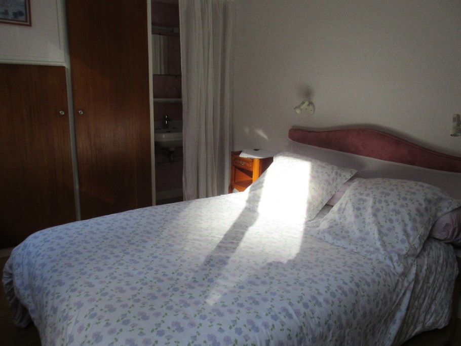 La grande chambre côté jardin et son lit en 140