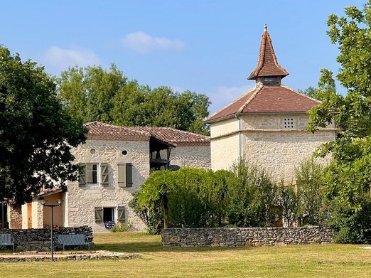 Vue extérieure maison et pigeonnier