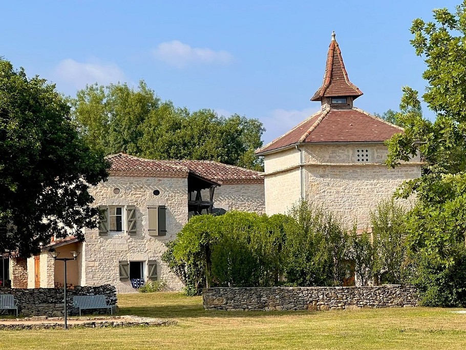 Vue extérieure maison et pigeonnier