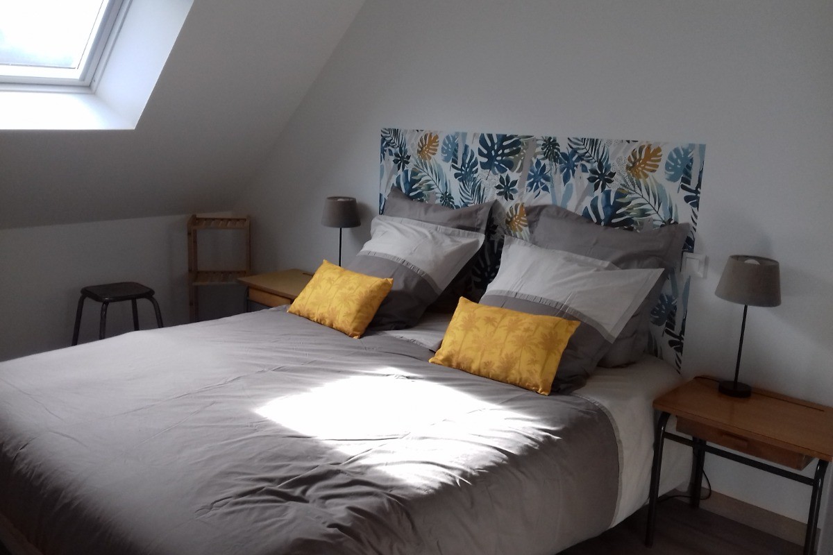 La maison d'à côté - St Jouan - chambre à l'étage