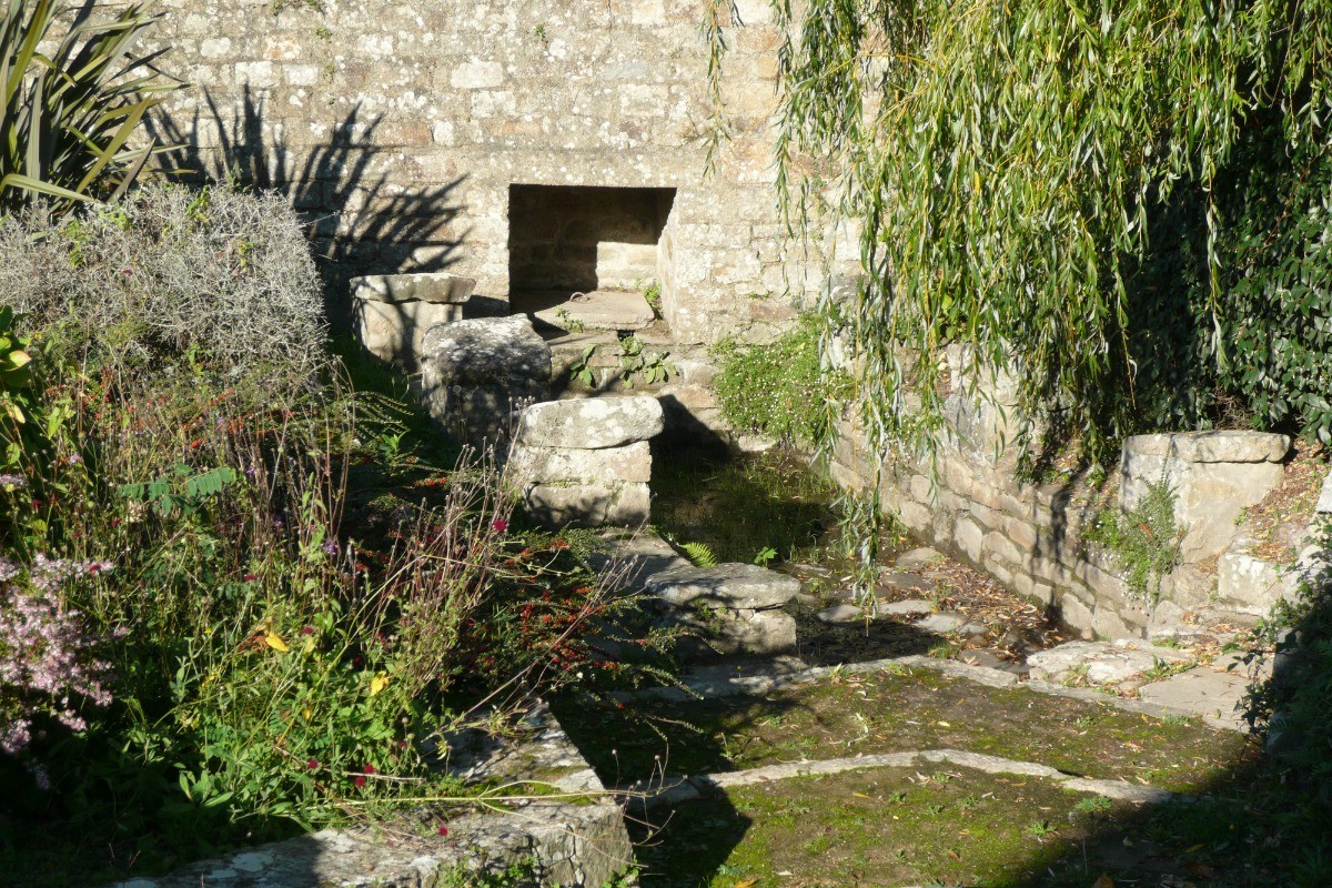 la fontaine (classée) dans la résidence