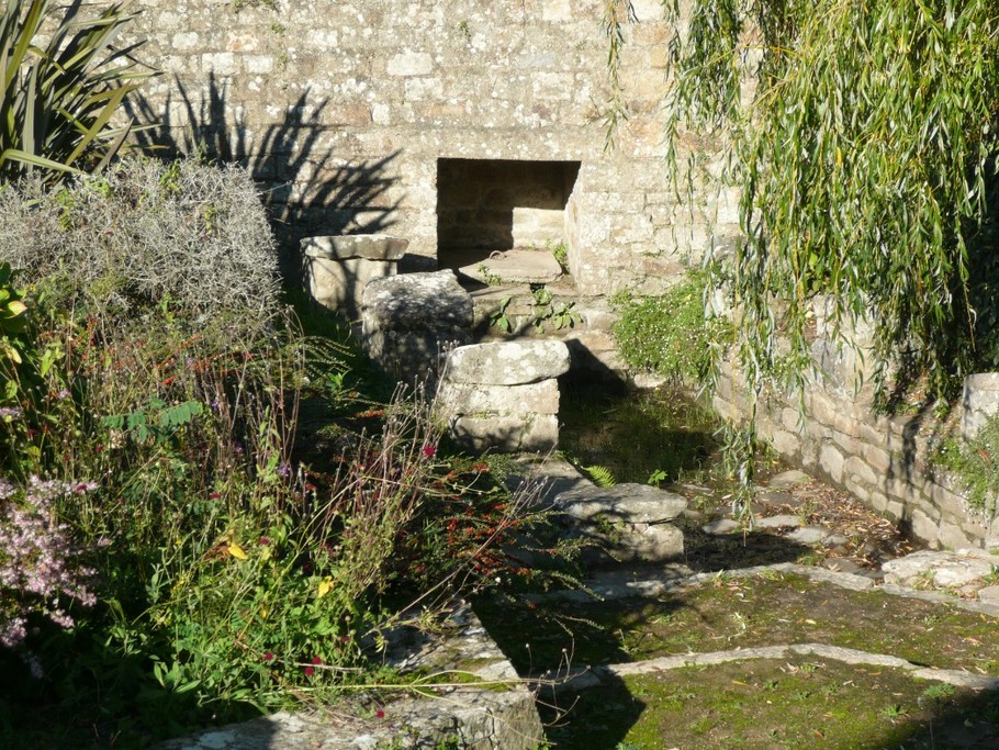la fontaine (classée) dans la résidence