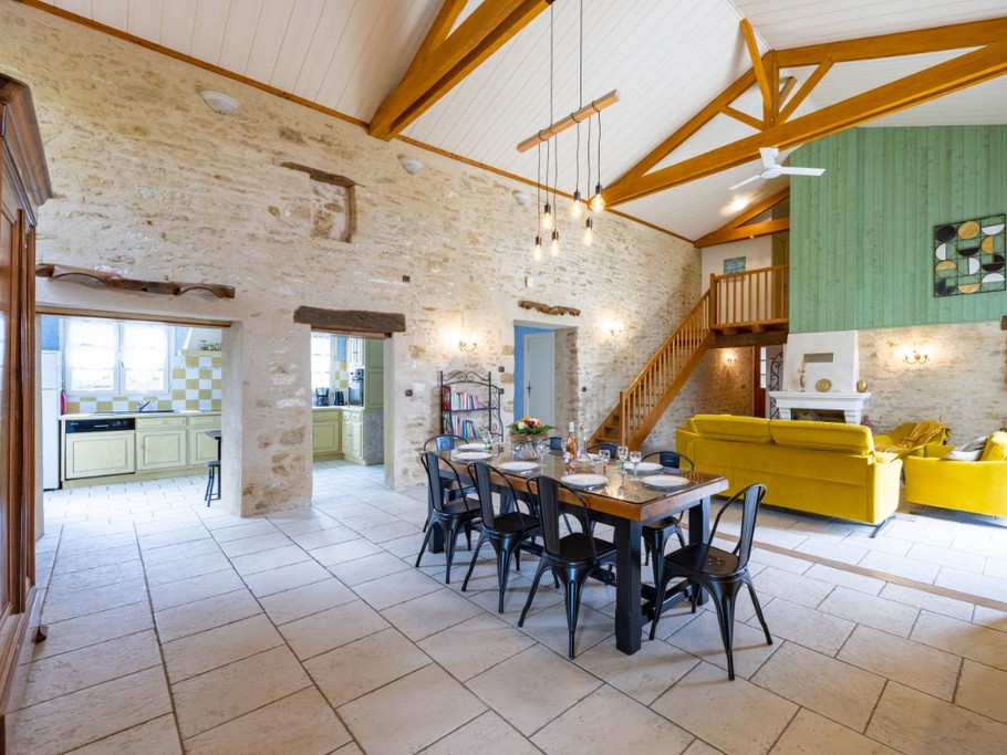 Pièce de vie : 65 m²