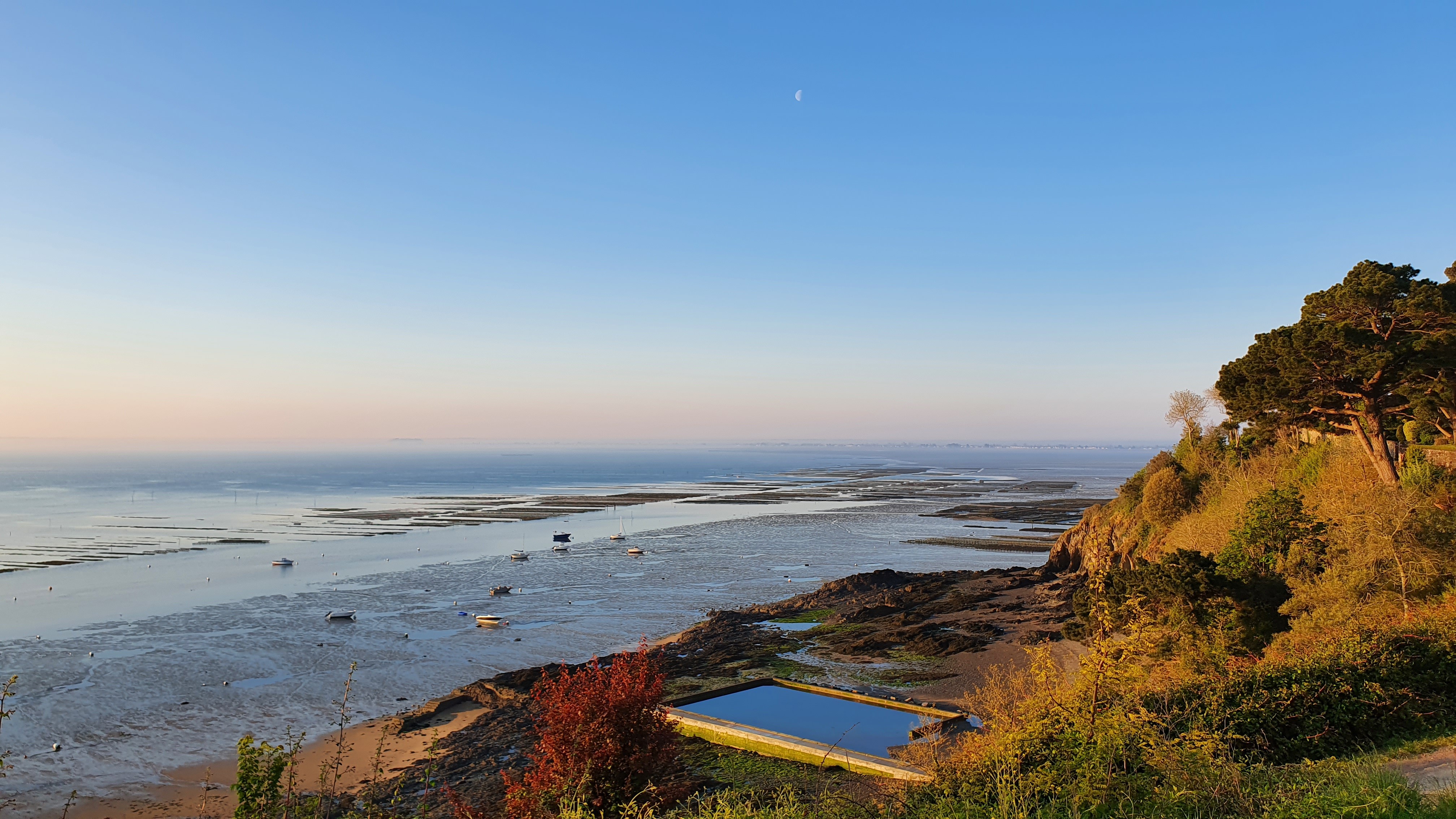 Réserve d'eau naturelle à marée basse à Cancale