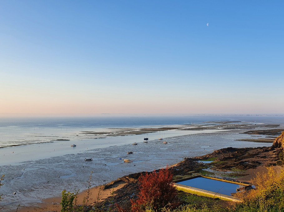 Réserve d'eau naturelle à marée basse à Cancale