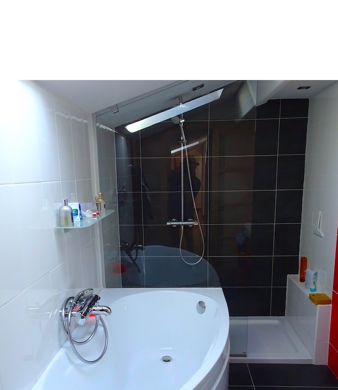 La salle de bain à l'étage